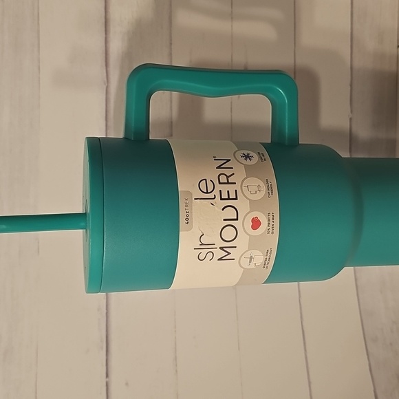 Simple Modern Green Tumbler with Handle - Picture 3 of 4